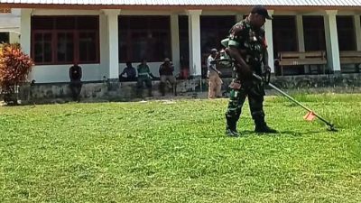 Babinsa Supiori Utara Bersama Warga Gotong-Royong Bersihkan Halaman Gereja GKI Agape