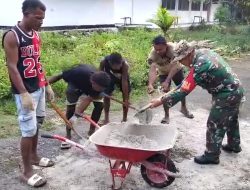 Babinsa Numfor Bantu Warga Buat Batako di Kampung Soribo
