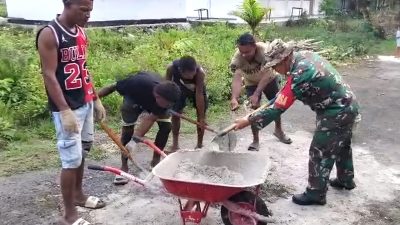 Babinsa Numfor Bantu Warga Buat Batako di Kampung Soribo