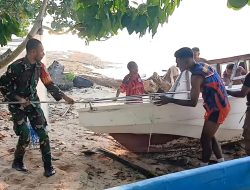 Babinsa Koramil Supiori Utara Bantu Warga Tarik Speedboad ke Darat
