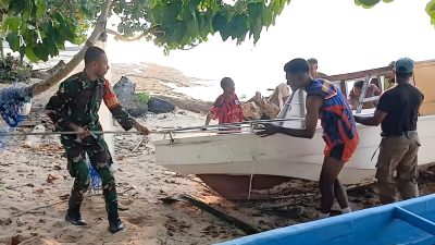 Babinsa Koramil Supiori Utara Bantu Warga Tarik Speedboad ke Darat