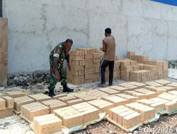 Jalin Kebersamaan, Babinsa Biak Timur Gotong-Royong Bantu Warga Buat Batako
