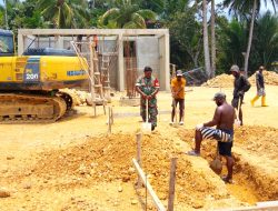 Babinsa Supiori Selatan Bantu Pekerja Pembangunan Rumah Kampung Nelayan