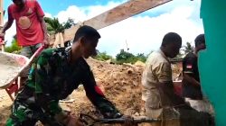 Babinsa Biak Kota Bantu Warga Cor Pondasi Rumah di Kampung Mandauw