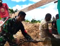 Babinsa Biak Kota Bantu Warga Cor Pondasi Rumah di Kampung Mandauw