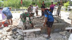 Babinsa Bantu Warga Bangun Pondasi Menara Lonceng Gereja Bethesda