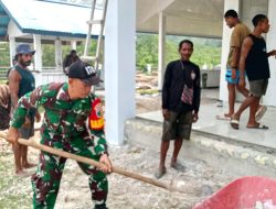 Babinsa Numfor Komsos dengan Masyarakat dan Bantu Kerja Bakti di GKI Silo Serbin