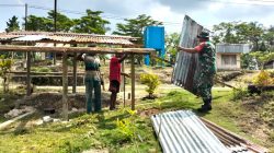Babinsa Biak Barat Bantu Warga Bangun Pondok Jualan