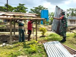 Babinsa Biak Barat Bantu Warga Bangun Pondok Jualan
