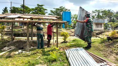Babinsa Biak Barat Bantu Warga Bangun Pondok Jualan