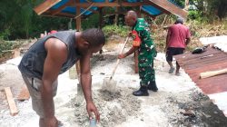 Babinsa Biak Kota Bersama Warga Gotong-Royong Rehab Makam di Kampung Mokmer