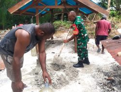 Babinsa Biak Kota Bersama Warga Gotong-Royong Rehab Makam di Kampung Mokmer