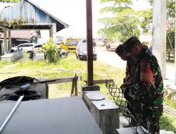 Babinsa Bantu Warga Rakit Besi Beton Pagar di Kampung Odori