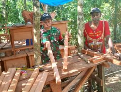 Babinsa Jalin Keakraban dengan Pengrajin Kayu di Kampung Bawei