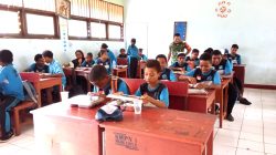 Babinsa Posramil Biak Timur Dampingi Pendistribusian MBG di SMPN 1 Biak Timur