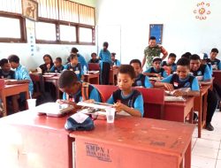 Babinsa Posramil Biak Timur Dampingi Pendistribusian MBG di SMPN 1 Biak Timur