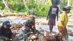Babinsa Bantu Warga Mencongkel Daging Kelapa untuk Dijadikan Kopra