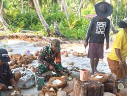 Babinsa Bantu Warga Mencongkel Daging Kelapa untuk Dijadikan Kopra