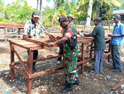 Babinsa Bersama Masyarakat Kampung Opiyaref Membuat Bak Persemaian Sayuran