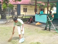 Babinsa Warsa Bersama Warga Gotong-Royong Bersihkan Halaman Kantor Kampung Maniri