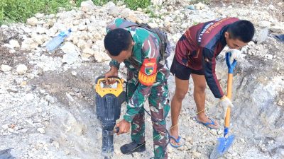 Babinsa Biak Kota Gotong-Royong Bantu Pembangunan Koperasi Merah Putih