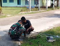 Babinsa Bantu Warga Perbaiki Pipa Air Rusak di Kampung Warsa