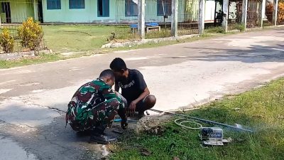 Babinsa Bantu Warga Perbaiki Pipa Air Rusak di Kampung Warsa