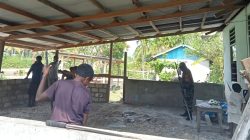 Babinsa Numfor Bantu Pengecoran Teras Rumah Warga Binaannya