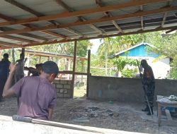 Babinsa Numfor Bantu Pengecoran Teras Rumah Warga Binaannya