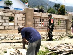 Babinsa Supiori Selatan Bantu Pembangunan Pagar Pembatas Dua Kampung