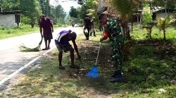 Babinsa Posramil Biak Timur Bersama Warga Bersihkan Bantu Jalan di Kampung Mandon