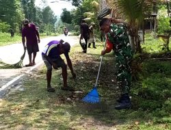 Babinsa Posramil Biak Timur Bersama Warga Bersihkan Bantu Jalan di Kampung Mandon