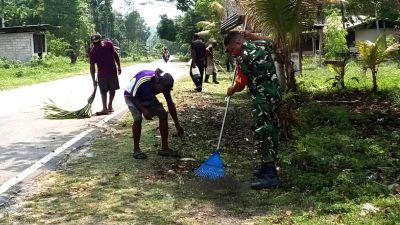Babinsa Posramil Biak Timur Bersama Warga Bersihkan Bantu Jalan di Kampung Mandon