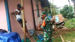 Babinsa Biak Barat Bantu Warga Bangun Garasi