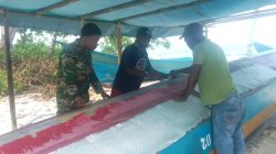 Babinsa Posramil Warsa Bantu Warga Binaan Perbaiki Perahu Fiber