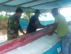Babinsa Posramil Warsa Bantu Warga Binaan Perbaiki Perahu Fiber