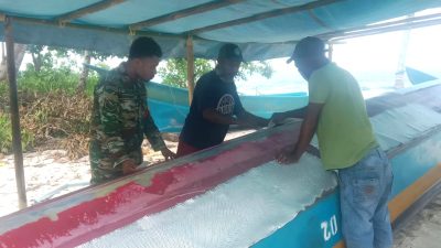 Babinsa Posramil Warsa Bantu Warga Binaan Perbaiki Perahu Fiber