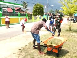 Babinsa Numfor Bersama Warga Bersihkan Bahu Jalan di Kampung Yenburwo