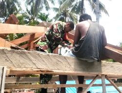 Babinsa Numfor Bantu Warga Bangun Rumah Pusara di Kampung Indaibo