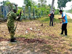 Babinsa Posramil Biak Timur Bersama Warga Bersihkan Bahu Jalan Kampung Kajasbo