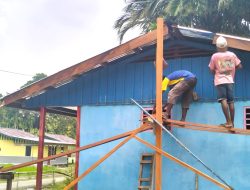 Babinsa Supiori Selatan Bantu warga Pasang Lisplang Rumah