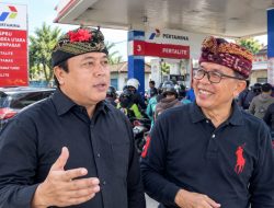 Made Supartha dan Gung Cok Bertemu di SPBU , Kompak Pantau Antrean BBM