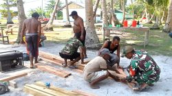 Babinsa Supiori Utara Warga Gotong-Royong Bangun Rumah Lonceng Gereja Bethesda
