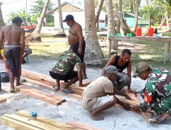 Babinsa Supiori Utara Dan Warga Gotong-Royong Bangun Rumah Lonceng Gereja Bethesda