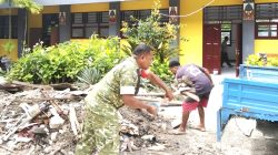 Babinsa Biak Kota Bantu Bersihkan Puing Revitakisasi SMKS TIK Yapis Biak