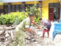 Babinsa Biak Kota Bantu Bersihkan Puing Revitalisasi SMKS TIK Yapis Biak