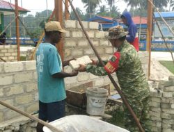Babinsa Koramil Numfor Bersama Warga Pasang Batu Tela untuk Pembangunan Kios