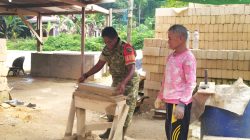 Babinsa Supiori Selatan Bantu Warga Membuat Batu Tela di Kampung Odori