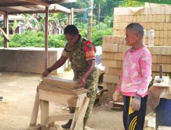 Babinsa Supiori Selatan Bantu Warga Membuat Batu Tela di Kampung Odori