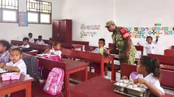 Babinsa Biak Kota Dampingi Penyaluran MBG di SD Inpres Mandouw